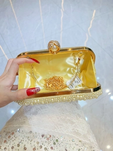Elegante pochette da sera dorata con perle, catena rimovibile e chiusura con strass