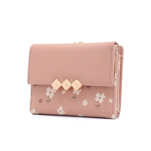 Detailansicht der rosa PU-Ledergeldbörse mit Blumendruck und diamantenen Metallschnallen