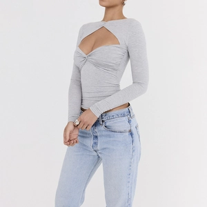 Haut gris ajusté à manches longues avec nœud torsadé sexy et découpe sur le devant