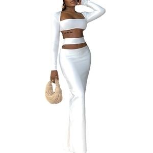Ensemble chic pour femme avec haut court blanc à manches longues et jupe longue ajustée