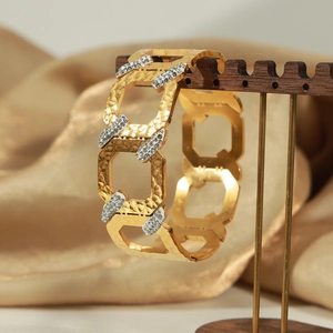 Gold plated titanium steel geometric chain bracelet with hammered texture and diamonds