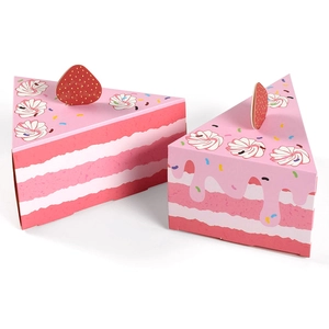 Rosa und weiße Geschenkschachteln in Form von Tortenstücken mit Erdbeermotiv aus Papier