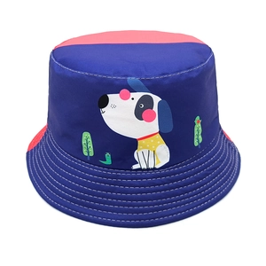 Détails d'un chapeau bob pour enfants avec motifs chien et tissu en coton respirant