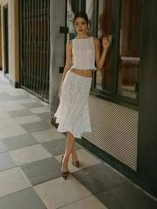Ensemble deux pièces en crochet blanc avec haut court sans manches et jupe midi moulante
