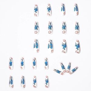Faux ongles ballerine graffiti fortune cookie blancs avec motifs bleus et roses