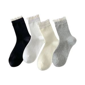 Lot de quatre paires de chaussettes en tricot à volants en noir, blanc, beige et gris