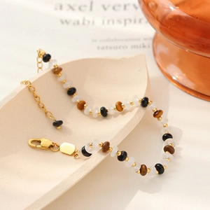 Bracelet perles en jade blanc, agate noire et oeil de tigre avec des accents dorés chic