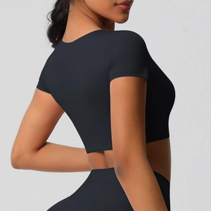 Détail de la conception sans couture du dos et de la coupe ajustée du crop top de yoga