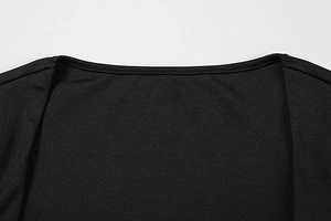 Détail du décolleté carré avec bordure lisse et coutures serrées sur la robe noire