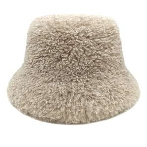 Détail du bob en polaire beige montrant la texture sherpa épaisse et les coutures