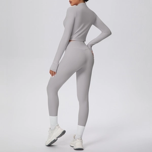 Vue arrière d'un ensemble de yoga gris foncé avec legging taille haute et haut court