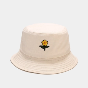 Bob en coton blanc avec broderie fleur jaune et bord de protection solaire