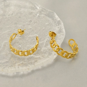 Chic golden chain-style C-shaped geometric earrings made of polished stainless steel