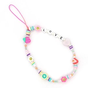 Gros plan sur l'attache téléphone artisanale avec lettres LOVE et perles en pâte polymère