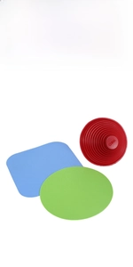 Dettaglio di cuscinetti apribarattoli in gomma antiscivolo nei colori rosso, blu e verde
