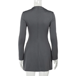Vue arrière d'une robe moulante gris foncé à manches longues montrant la coupe et les coutures