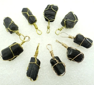 Vue détaillée de huit pierres de tourmaline noire naturelle avec fil doré entrelacé