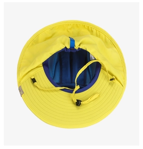 Détail d'un chapeau solaire jaune pour enfant avec doublure filet et cordon réglable