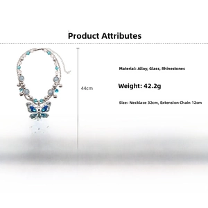Détail du collier pendentif papillon bleu avec perles de verre et strass brillants