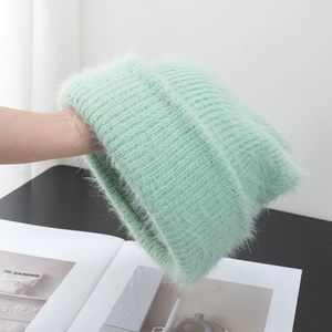 Detalle de gorro de punto verde menta con textura de felpa larga y lana mohair