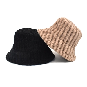 Winter-Plüsch-Anglerhut im Set in Uni-Schwarz und gestreiftem Khaki-Kunstpelz-Stil