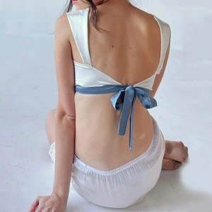 Weißes Satin-Camisole rückenfrei mit blauer Schnürung in der Rückansicht