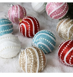 Gros plan de boules de Noël scintillantes multicolores avec des perles blanches décor