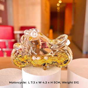 Close-up of crystal motorcycle keychain with golden sequins and size 7.3x4.3x5cm