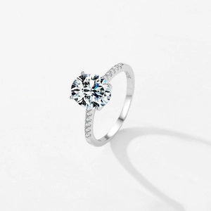 Elegant S925 sterling silver ring with a sparkling round brilliant-cut center zircon stone