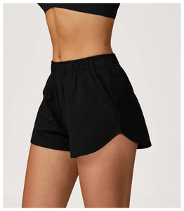Détail du short de sport noir à taille haute avec ceinture élastique et poches latérales