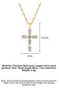 Détail d'un collier croix doré avec zircons incrustés et mesures de taille précises