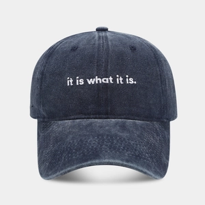 Cappellino da baseball in denim grigio scuro lavato con piccolo ricamo bianco frontale