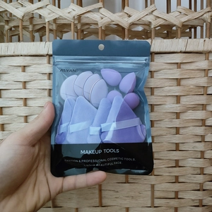Dettaglio del set di piumini per trucco viola con spugne triangolari e tonde in borsa
