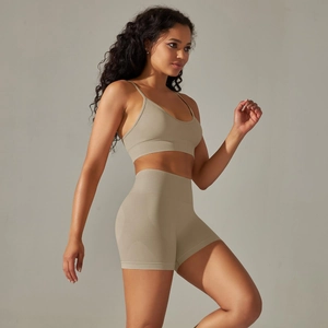 Detail von Khaki nahtlosem Sport-BH und Shorts-Set aus Strick für Fitness