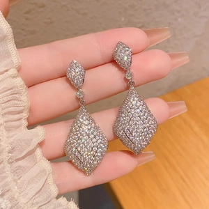 Boucles d'oreilles argentées avec double losange et pierres de zircone scintillantes