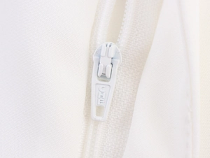 Détail de la fermeture éclair blanche de haute qualité sur un pantalon droit élégant