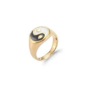 Détail d'une bague plaquée or 18 carats avec symbole Tai Chi Yin Yang en émail noir et blanc