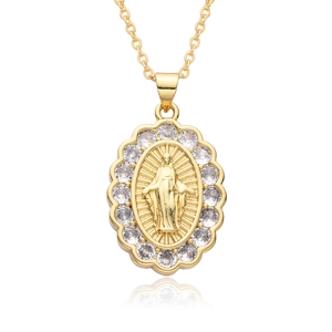 Collana con ciondolo ovale Madonna in oro e zirconi su sfondo bianco con riflesso