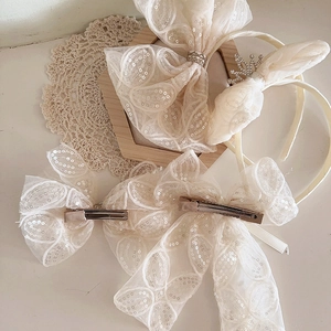 Détail de l'ensemble serre-tête fleurs en tulle à paillettes crème et barrettes