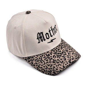 Dettaglio del ricamo Mother e del fulmine sul cappellino con stampa leopardata