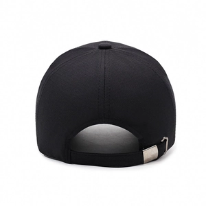Cappellino da baseball in cotone nero da uomo con struttura a sei pannelli e fibbia in metallo