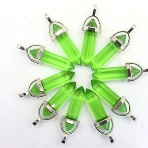 Set van tien groene zeshoekige kristallen hangers met zilveren metalen ogen op witte achtergrond