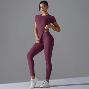 Dettaglio del set yoga bordeaux con top a maniche corte aderente e leggings a vita alta