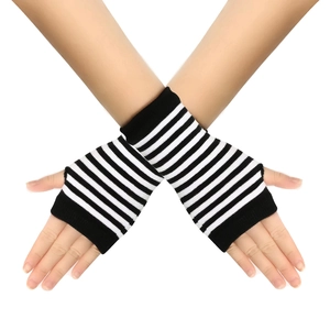 Gants tricotés à rayures noires et blanches en version demi-doigts au style court