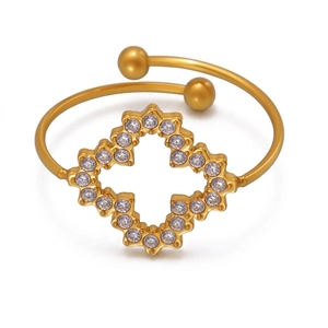 Détail d'une bague en acier doré sertie de zircons en forme de losange floral élégant