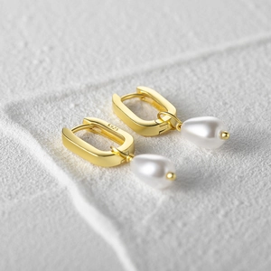 Elegant S925 sterling silver U-shaped gold earrings featuring teardrop white pearls