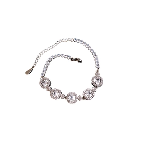 Bracelet argenté élégant avec cinq zircons carrés et sertissage de micro-pavé brillant