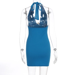 Detail des blauen Neckholder-Kleids mit rückenfreiem Design und sexy Bindeband am Hals