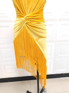 Détail de la robe en velours montrant la taille nouée et les franges jaunes longues