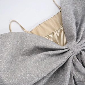 Vue détaillée du tissu à paillettes argentées avec doublure en satin champagne de la robe